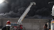 Ate: Incendio de grandes proporciones se desató en almacén de plásticos | VIDEO