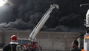 Ate: Incendio de grandes proporciones se desató en almacén de plásticos | VIDEO
