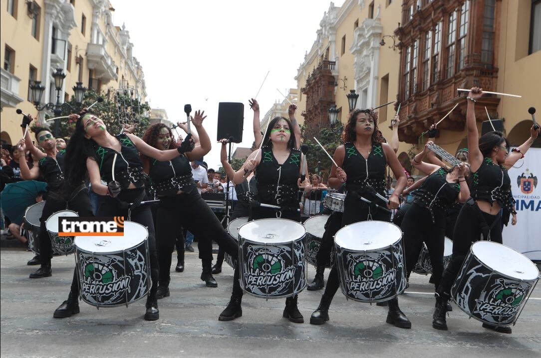 La batucada con La Percusión también alegró todo el pasacalle dominical. (Entrevista: Isabel Medina / Foto: Alessandro Currarino / Trome).