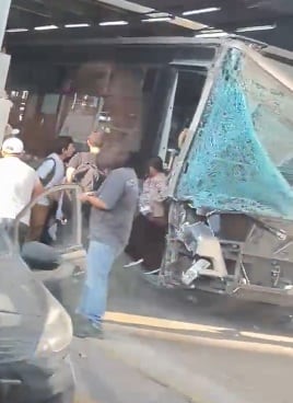 Accidente dejó 18 pasajeros del Metropolitano heridos. (Redes sociales)