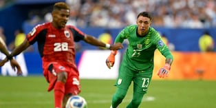 Hélio Varela se saca de encima a Muslera y pone el 2-2 final de Uruguay y Cabo Verde. (Chandan Khanna / AfP)