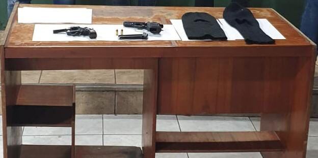 La policía encontró sus armas escondidos en el asiento trasero de su mototaxi. (PNP)