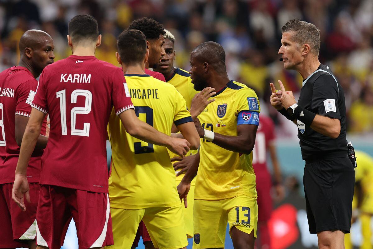 A instancias del VAR, Orsato decidió anular el tanto de Enner Valencia a Qatar (Foto: AFP)