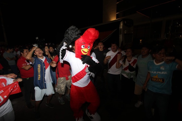 Hinchas peruanos en Paraguay realizaron el clásico banderazo y luego recogieron toda la basura que generaron. Foto: Alan Ramírez | Trome