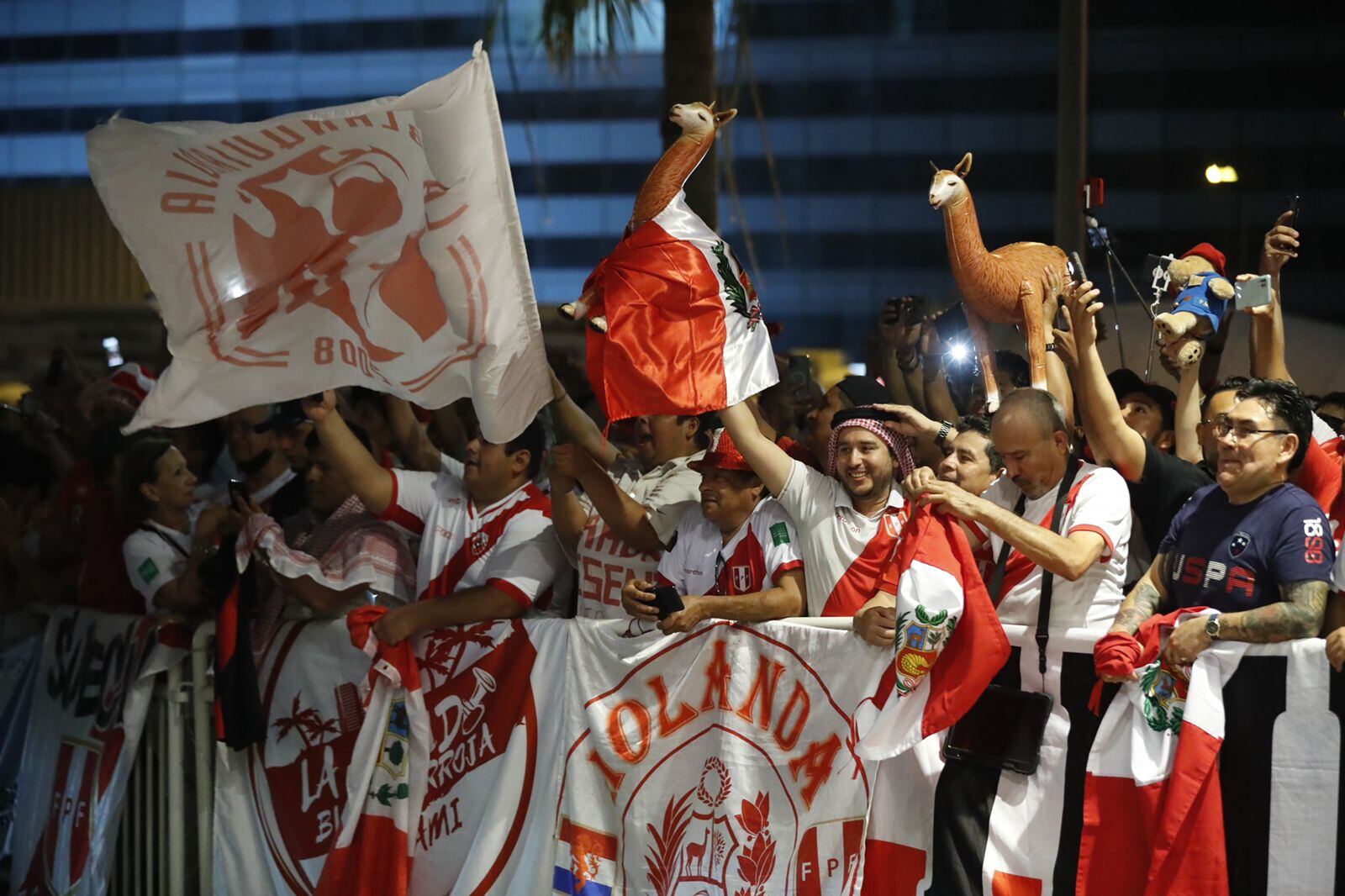El abrazo entre Qatar y Perú a poco del repechaje mundialista frente a Australia . Fotos: Daniel Apuy / @photo.gec