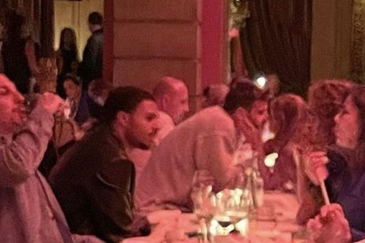 Gerard Piqué y Clara Chía Martí en el restaurante favorito de Shakira (Foto: Twitter)