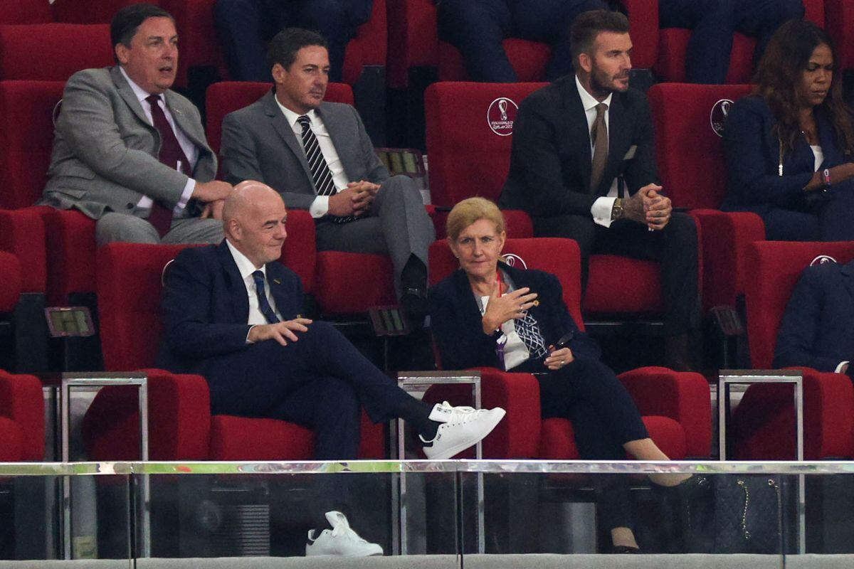 David Beckham junto a Gianni Infantino (el hombre calvo) en la tribuna presenciando el Inglaterra 6-2 Irán (Foto: AFP)