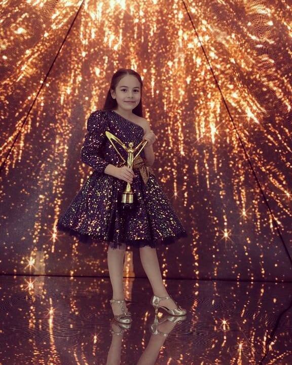 Aylin Akpınar con el galardón obtenido en los Premios Mariposa de Oro (Foto: Aylin Akpınar/Instagram)