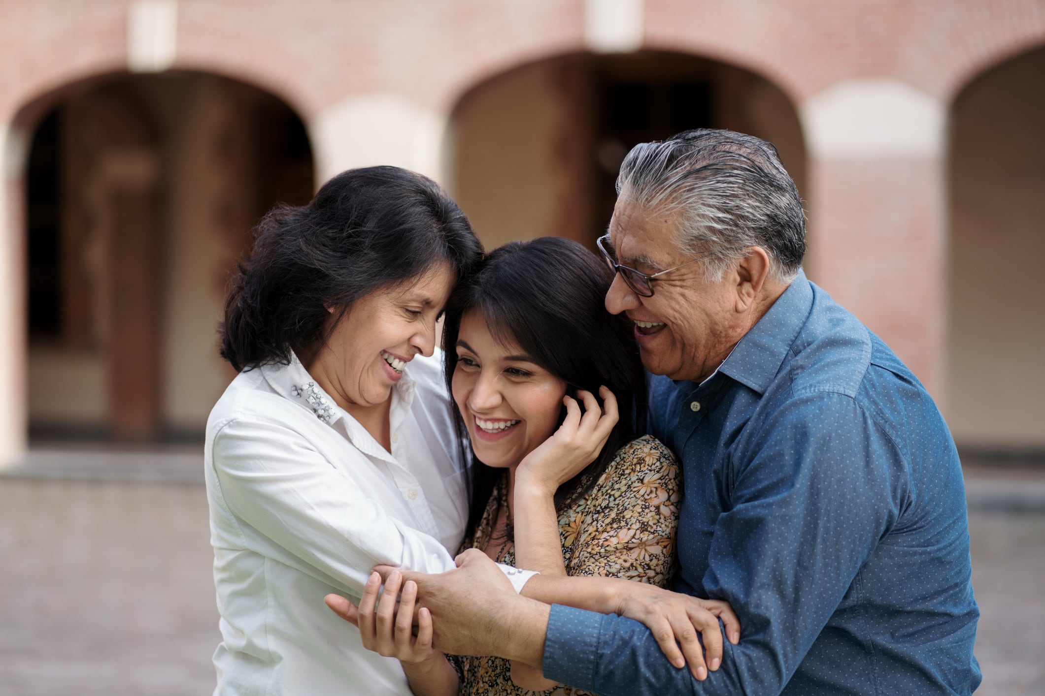 Estas son las razones por las que hijos adultos no se van de la casa familiar. Foto: composición/Istock