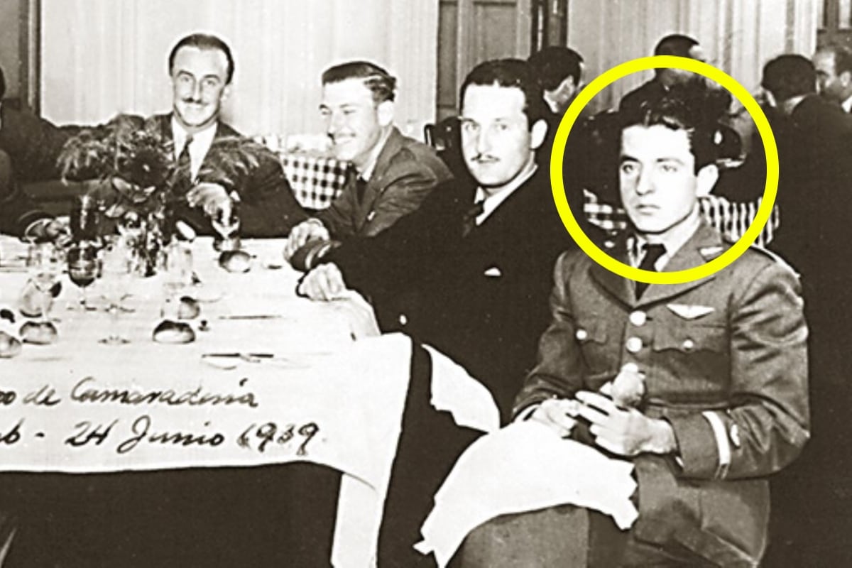 José Abelardo Quiñones reunido en un almuerzo de camaradería.