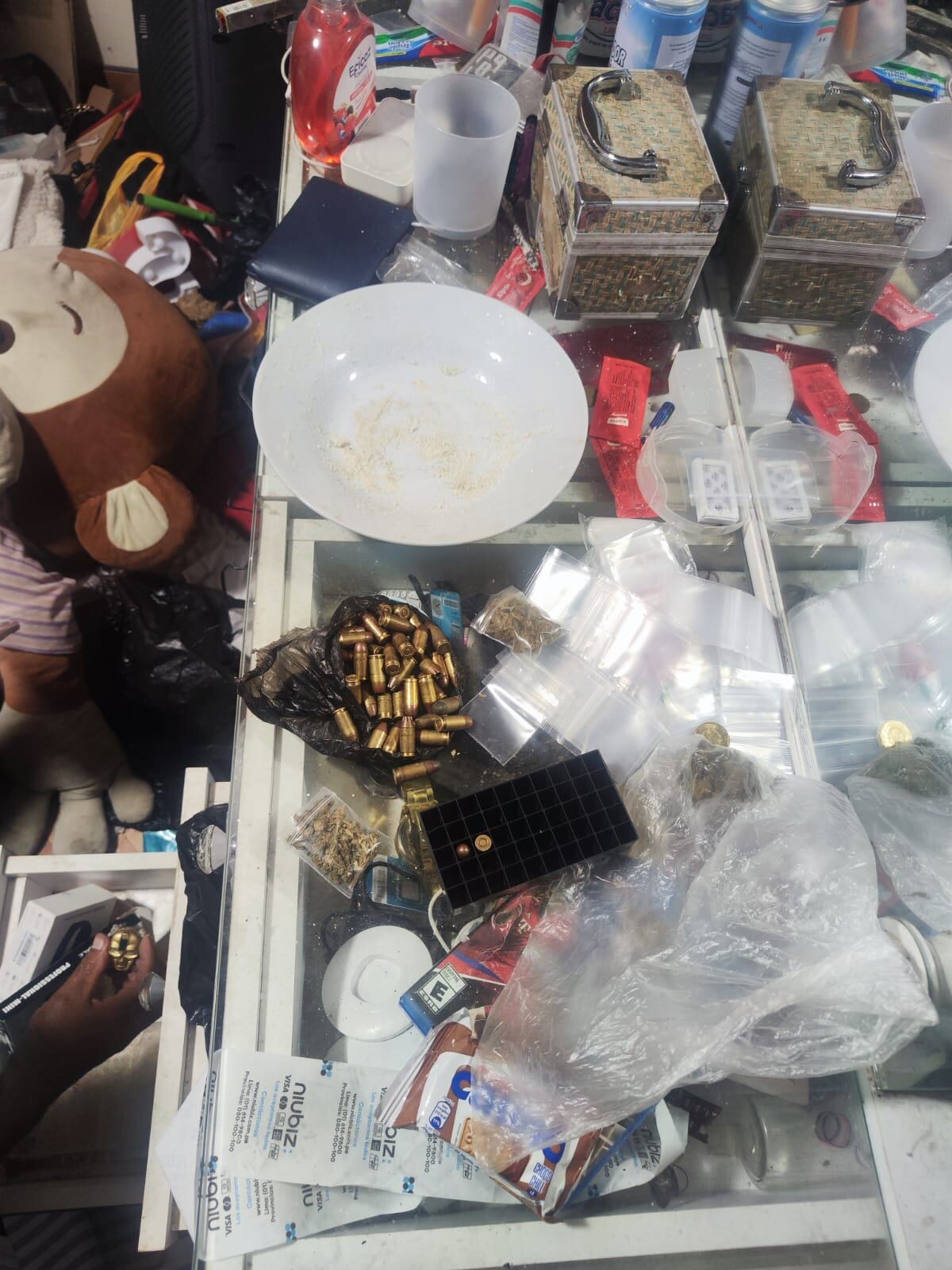 En la vivienda había armamento y drogas.