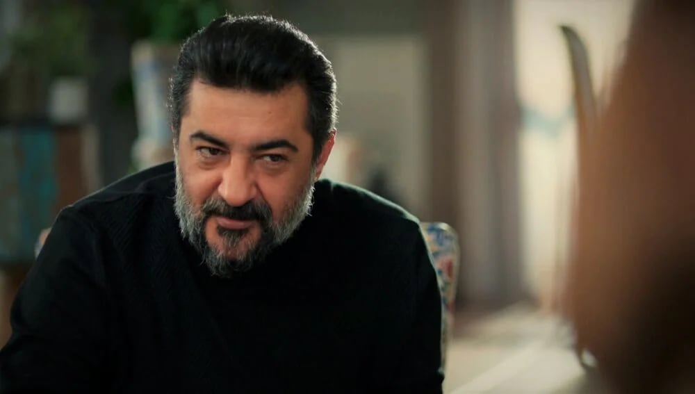 Akif busca evitar la relación entre Suzan y Resul en la telenovela turca "Hermanos" (Foto: NG Medya)