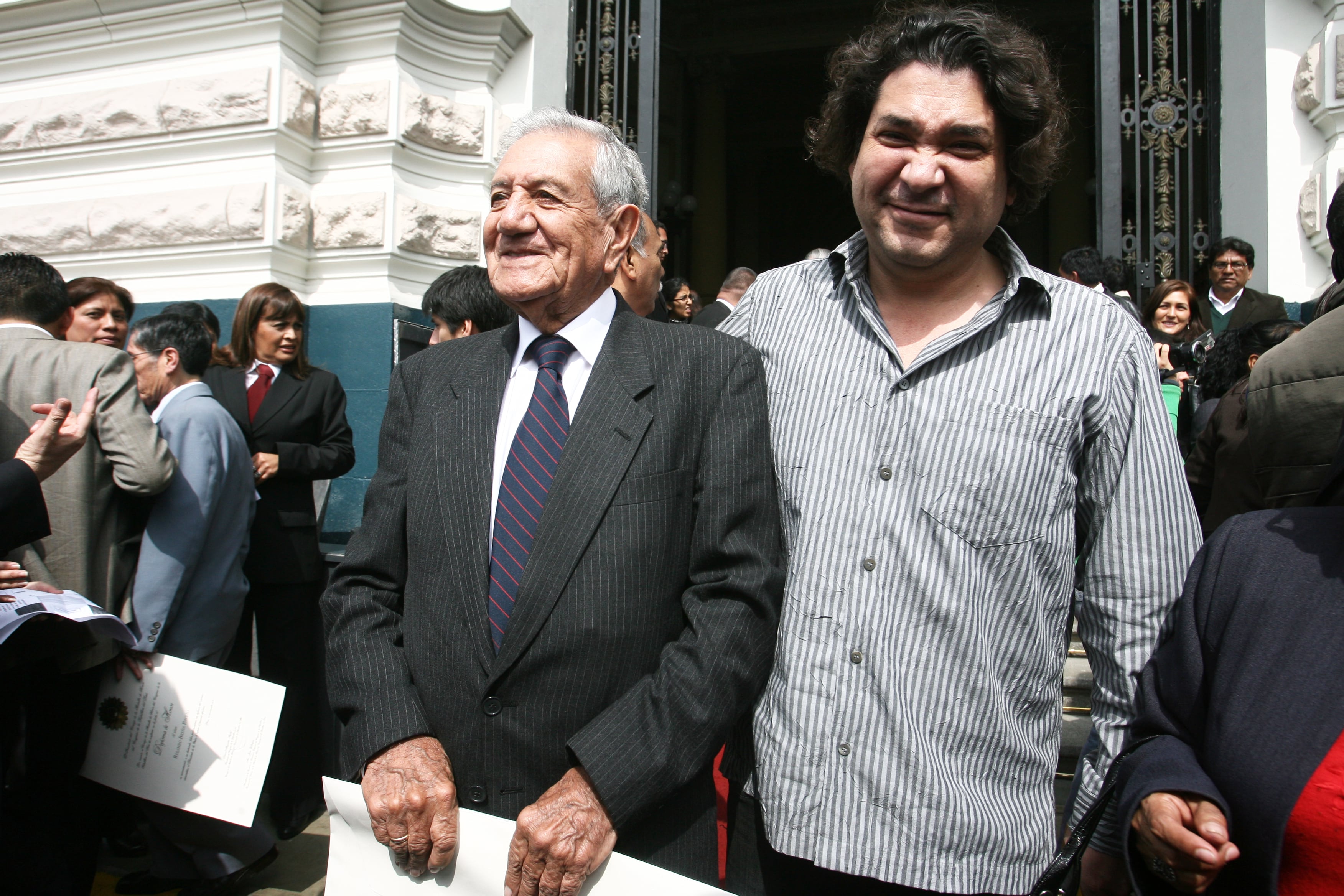 El exsenador y exministro Gastón Acurio Velarde junto a su hijo, el chef Gastón Acurio, en la condecoración por los 189 años del Congreso de la República. (Foto: Archivo GEC)