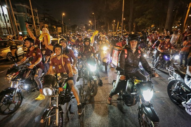 Caravana de motociclistas venezolanos recorren los alrededores del Estadio Nacional para alentar a la Vinotinto. Foto: Anthony Niño de Guzmán/ @photo.gec