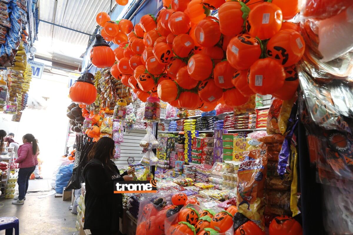 Crece la demanda de disfraces, ,máscaras y decoración para Halloween en el Mercado Central y Mesa Redonda. (Entrevista Isabel Medina / Fotos Violeta Ayasta / Trome).