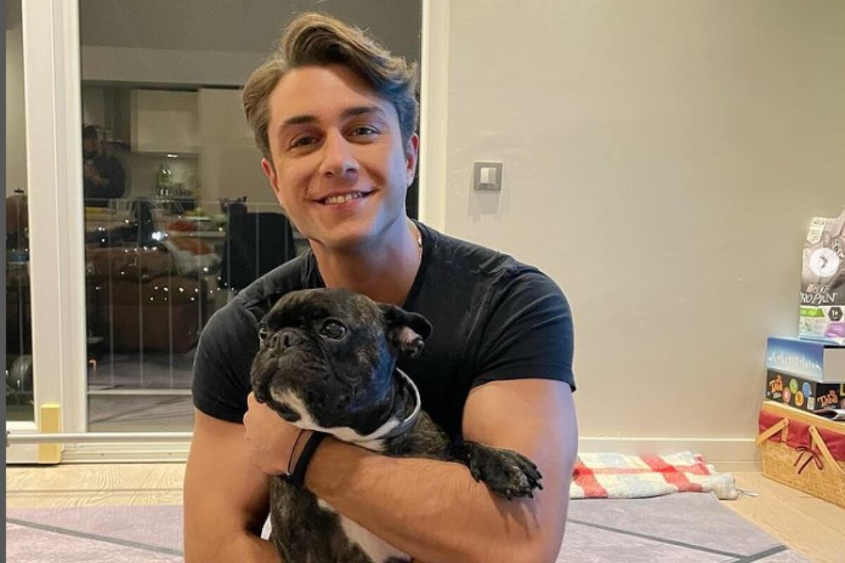 Onur Seyit Yarat sosteniendo a uno de sus perros (Foto: Onur Seyit Yarat / Instagram)