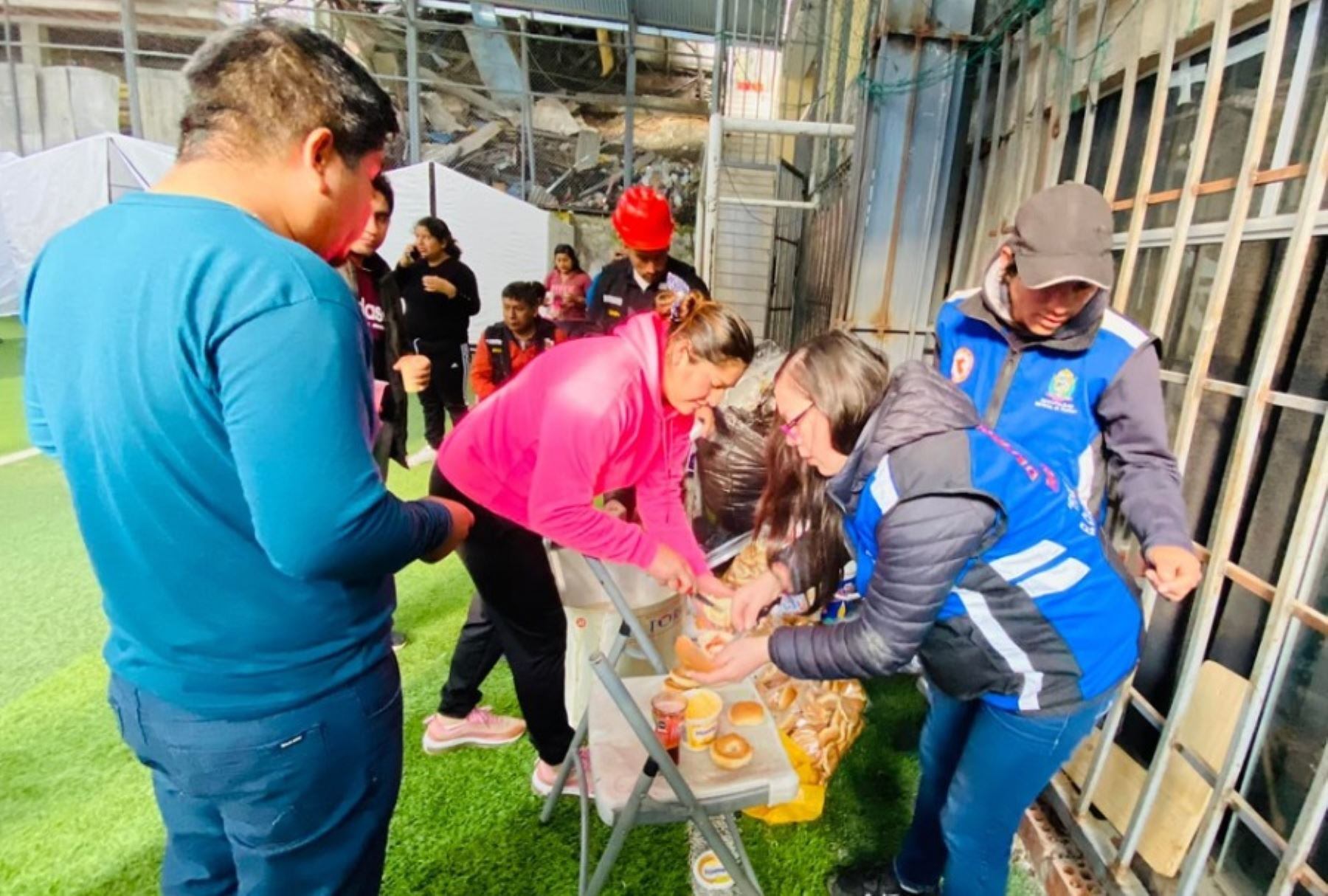 Personas afectadas que han sido reubicadas en albergues temporales tras el deslizamiento de tierra ocurrido el 15 de marzo en el centro poblado de Retamas. (Foto: Andina)