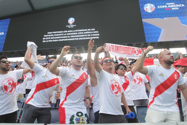 Hinchada blanquirroja se hizo presente en el Perú - Canadá. ( Foro: Alan Ramírez @gec)