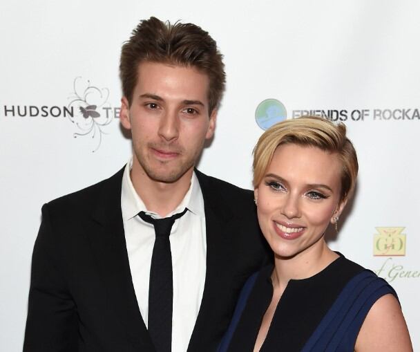La actriz junto a su hermano en una alfombra roja de Hollywood (Foto: Jamie McCarthy/Getty Images)