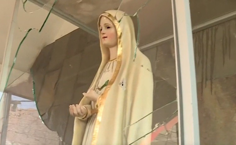 Vándalo introdujo hacia adentro los ojos de la Virgen María. (Captura Canal N)