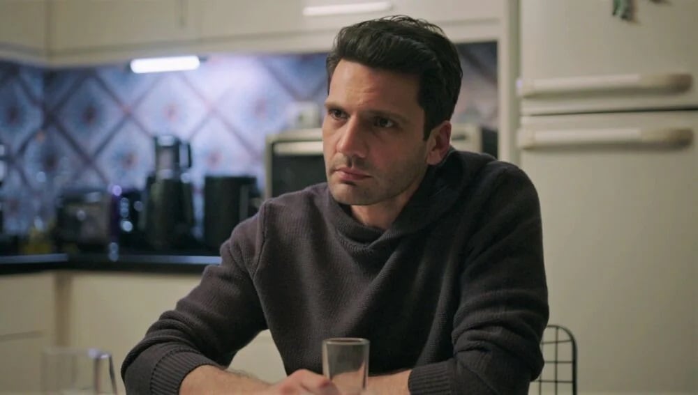 Ilgaz insiste en que nunca colocó un guante, ni cambió nada en la escena del crimen en "Secretos de familia" (Foto: Ay Yapım)