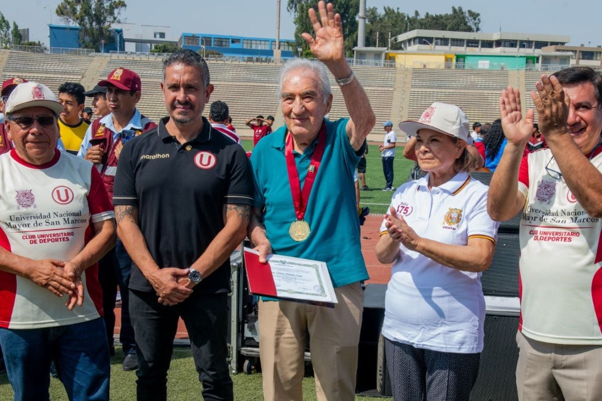 José Fernández una de las glorias vivas del club volvió a pisar estadio Universitario (Foto: @UNMSM)