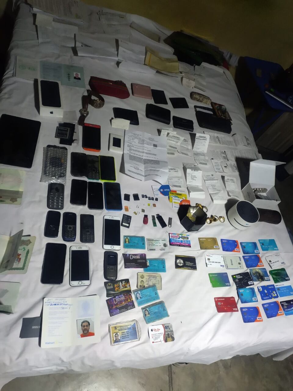 En su guarida se encontraron una gran cantidad de tarjetas de crédito, celulares y hasta un POS para vaciar las cuentas.