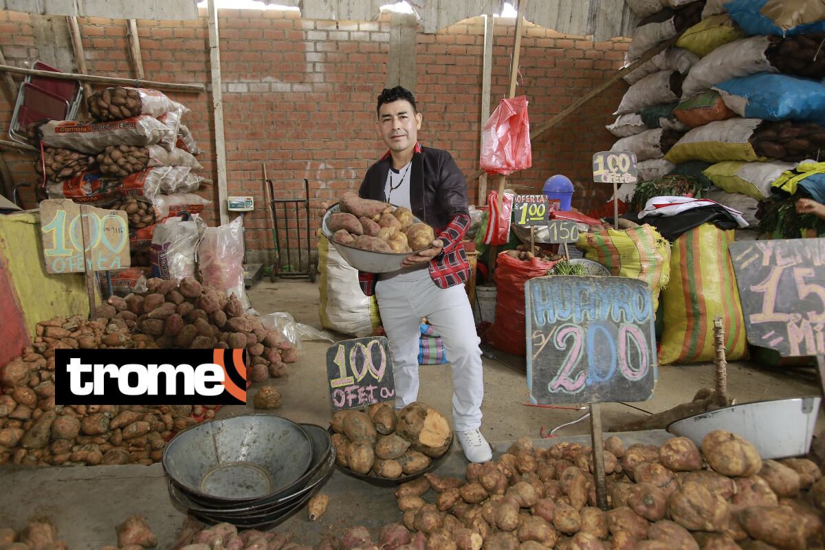 Comerciante vende yucas y camote, y también es un cantante folclórico conocido como: "El conejito encantador". Foto: Jessica Vicente