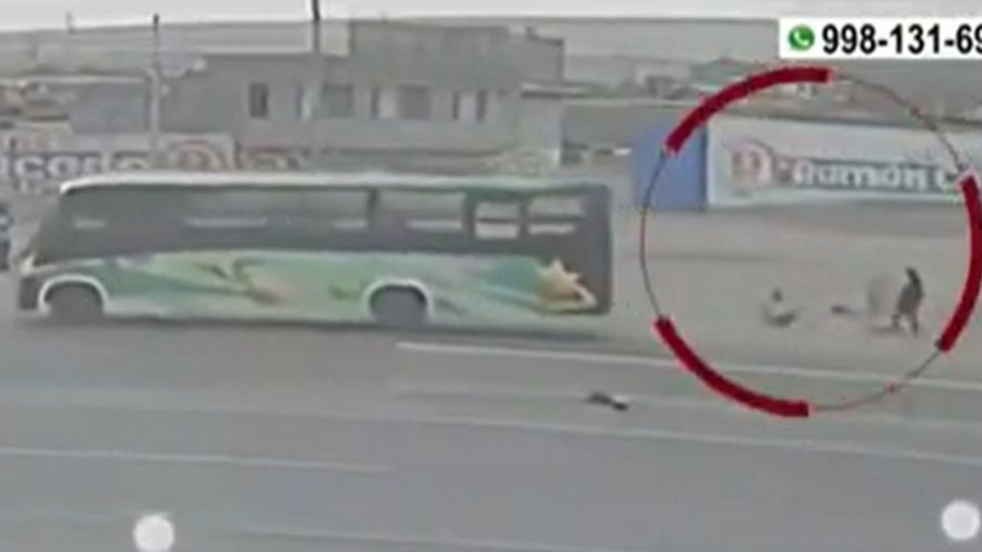 Trujillo: Dos niños caen de bus en movimiento.