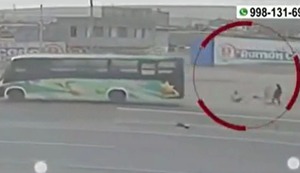 Trujillo: Primos de 10 y 12 años cae de ómnibus en marcha y chofer los abandona | VIDEO