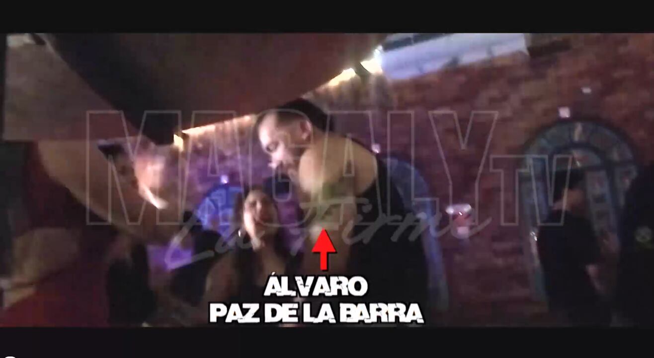 Álvaro Paz de la Barra la pasa de lo lindo en discoteca en Miraflores.