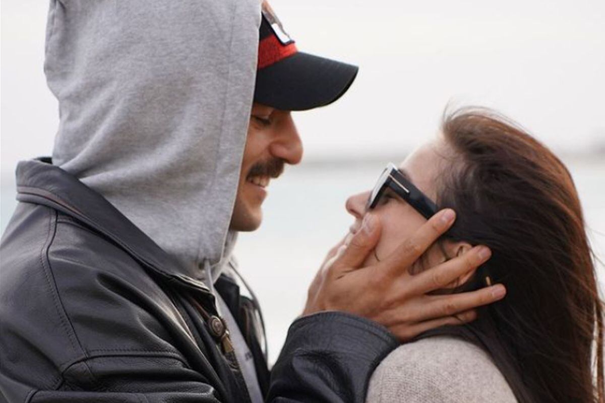 Özge Gürel luce de manera discreta su anillo de compromiso (Foto: Serkan Çayoglu)