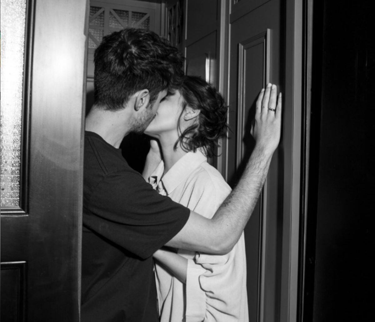 Esta es la foto que compartió en sus redes sociales Natasha Dupeyrón sobre su compromiso. (Foto: Instagram)