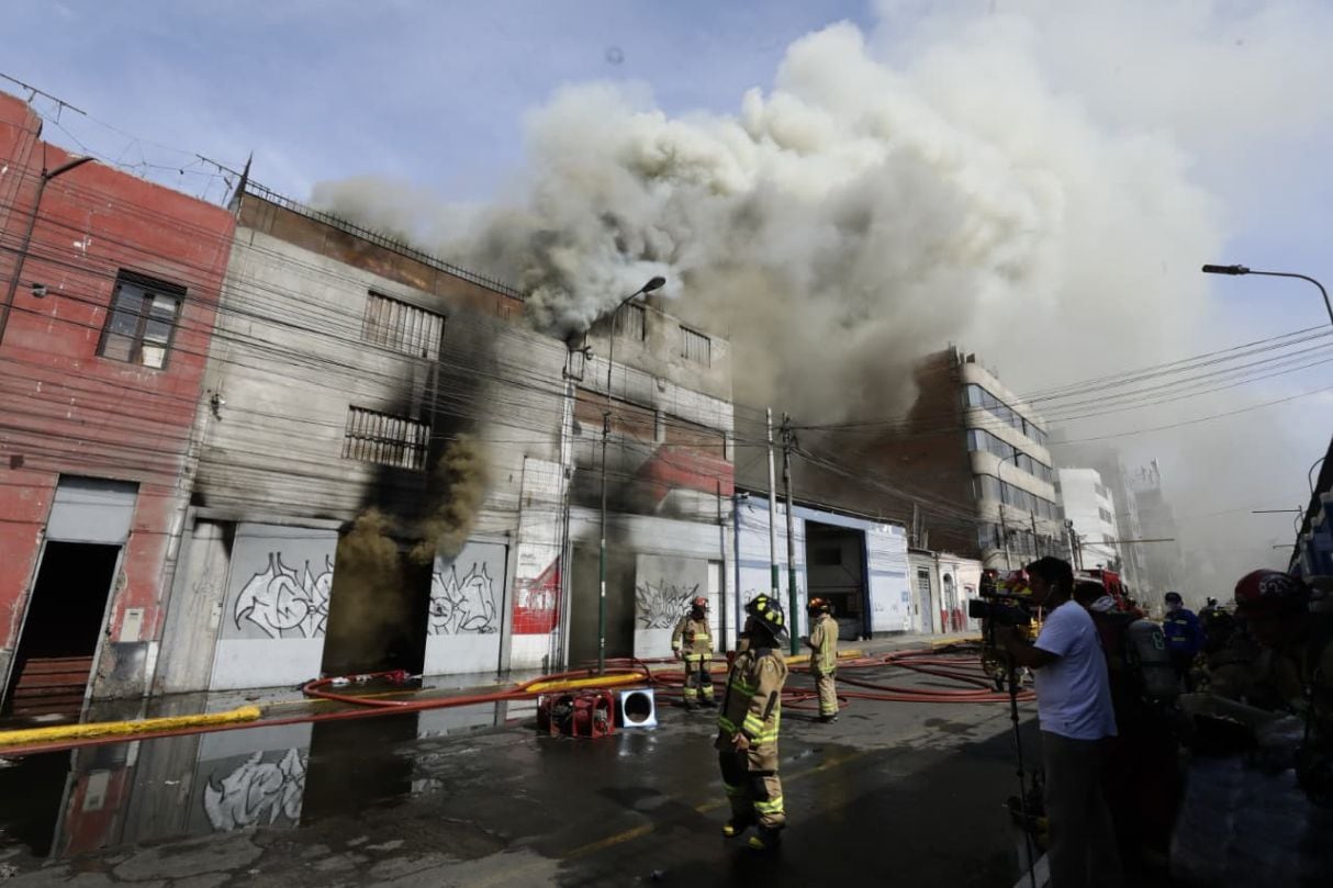 Incendio en La Victoria genera preocupación en zonas aledañas al hospital Guillermo Almenara. (Foto: Lenin Tadeo / @photo.gec)