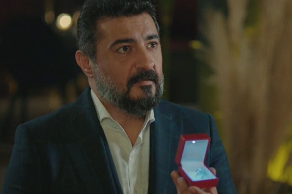 Akif se le declara a Süzan (Foto: NG Medya)