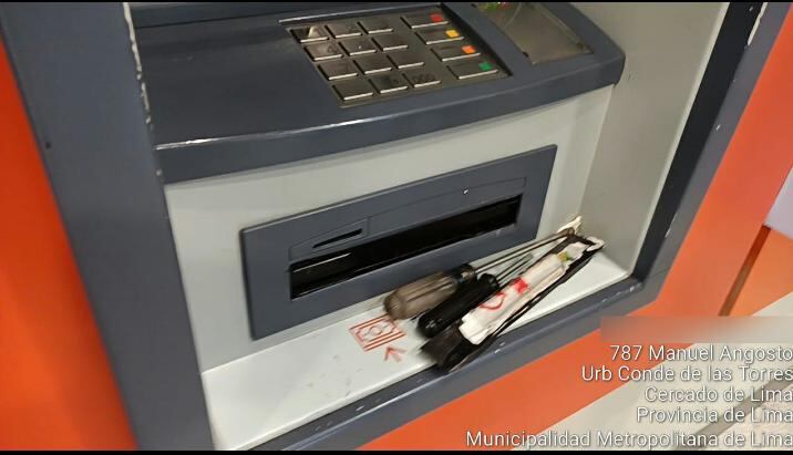 Delincuentes habían puesto una 'regleta' en el cajero automático (Difusión)