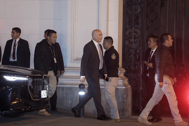 Dina Boluarte y su gabinete de ministros se retiran de palacio luego que el congreso aprobará su vacancia.
Foto: Joel Alonso @photo.gec