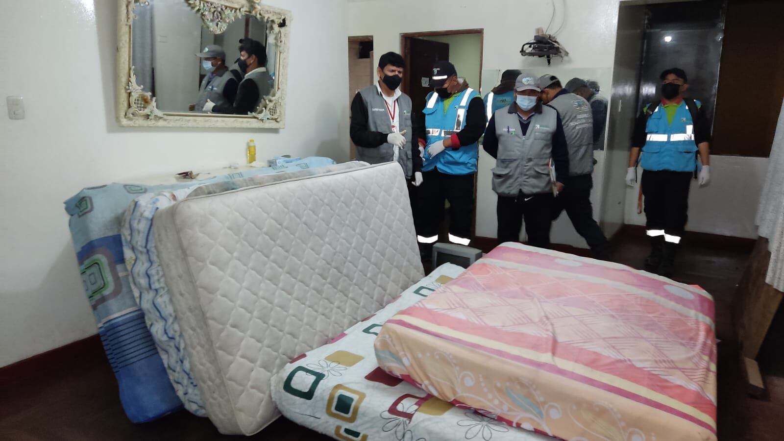 Policías intervinieron vivienda conocida como ‘La casita amarilla’, que era usaba como prostíbulo en el que pensaban atender parroquianos durante el partido por el repechaje.