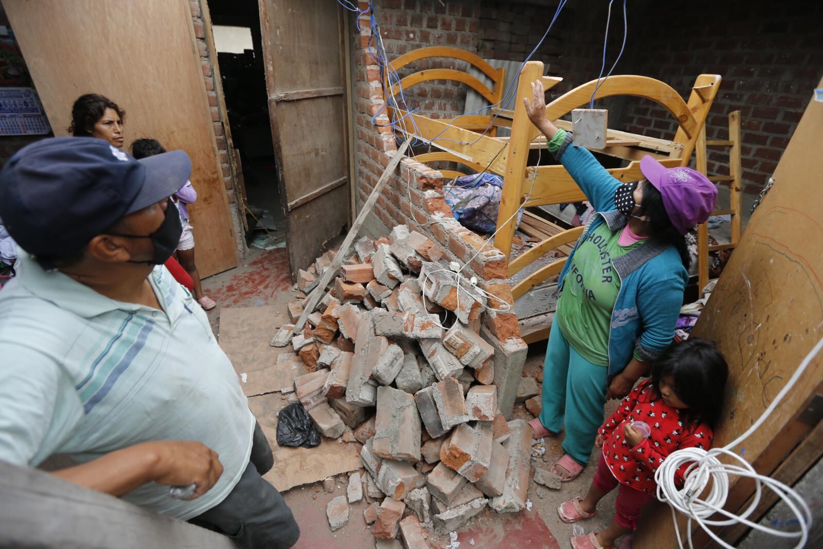 Accidente causó daños materiales y pérdidas económicas en casa de la familia Reymundo. | Foto: Violeta Ayasta