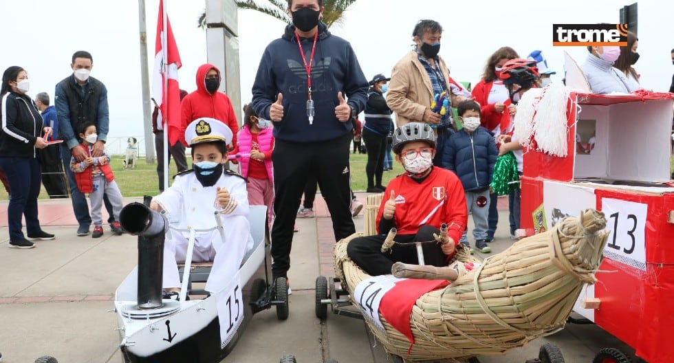 Carrera de 'carros locos' tuvo creativos diseños usando materiales reciclados en San Miguel. (Trome / Isabel Medina)