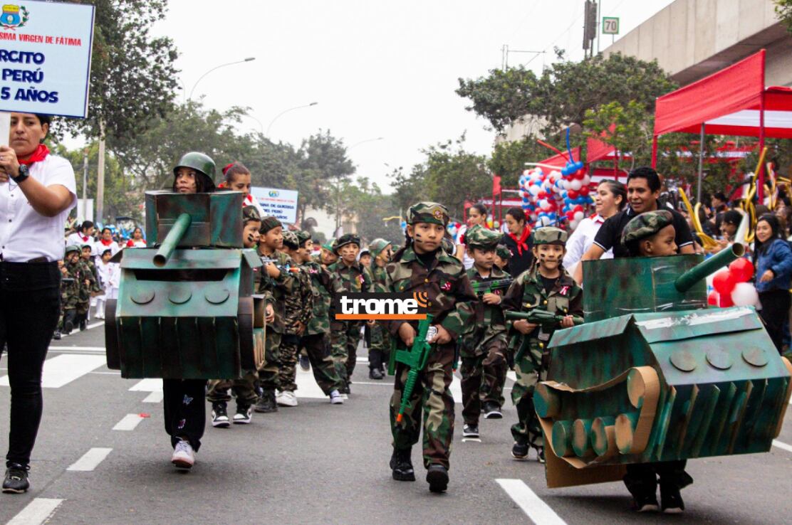 Momentos del desfile escolar de Fiestas Patrias organizado por el distrito de San Luis. Niños se llevaron aplausos del público. (Isabel Medina / Trome).