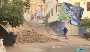 Independencia: Muro de contención se desploma y aplasta tres automóviles | VIDEO