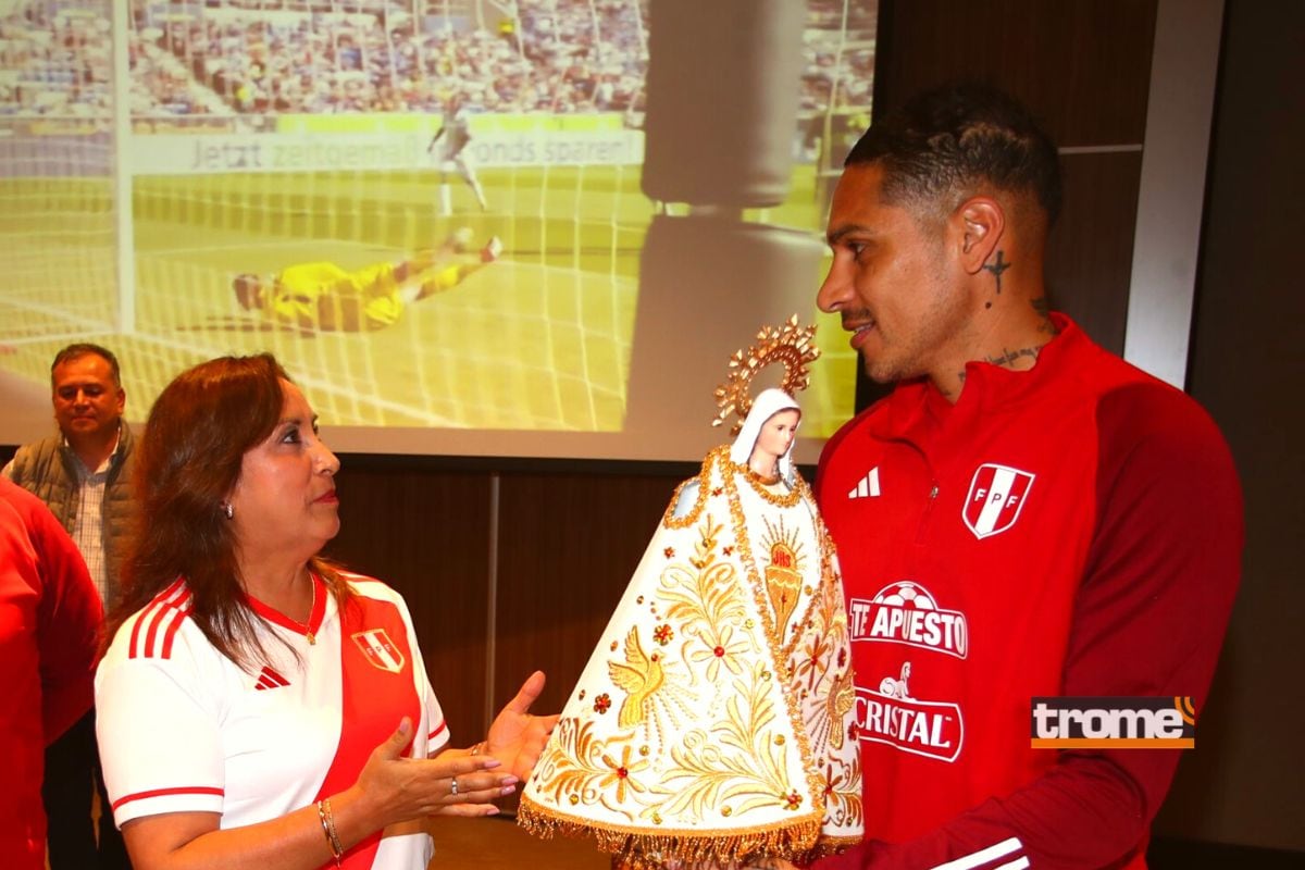 Dina Boluarte entrega regalo a capitán de la selección peruana (Foto: @tufpf)