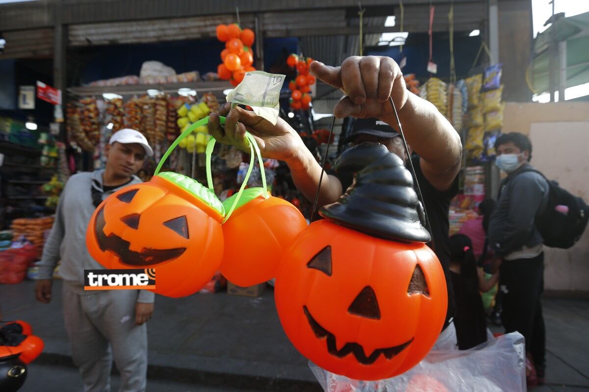 Crece la demanda de calabazas, disfraces ý máscaras para Halloween en el Mercado Central y Mesa Redonda. (Entrevista Isabel Medina / Fotos Violeta Ayasta / Trome).