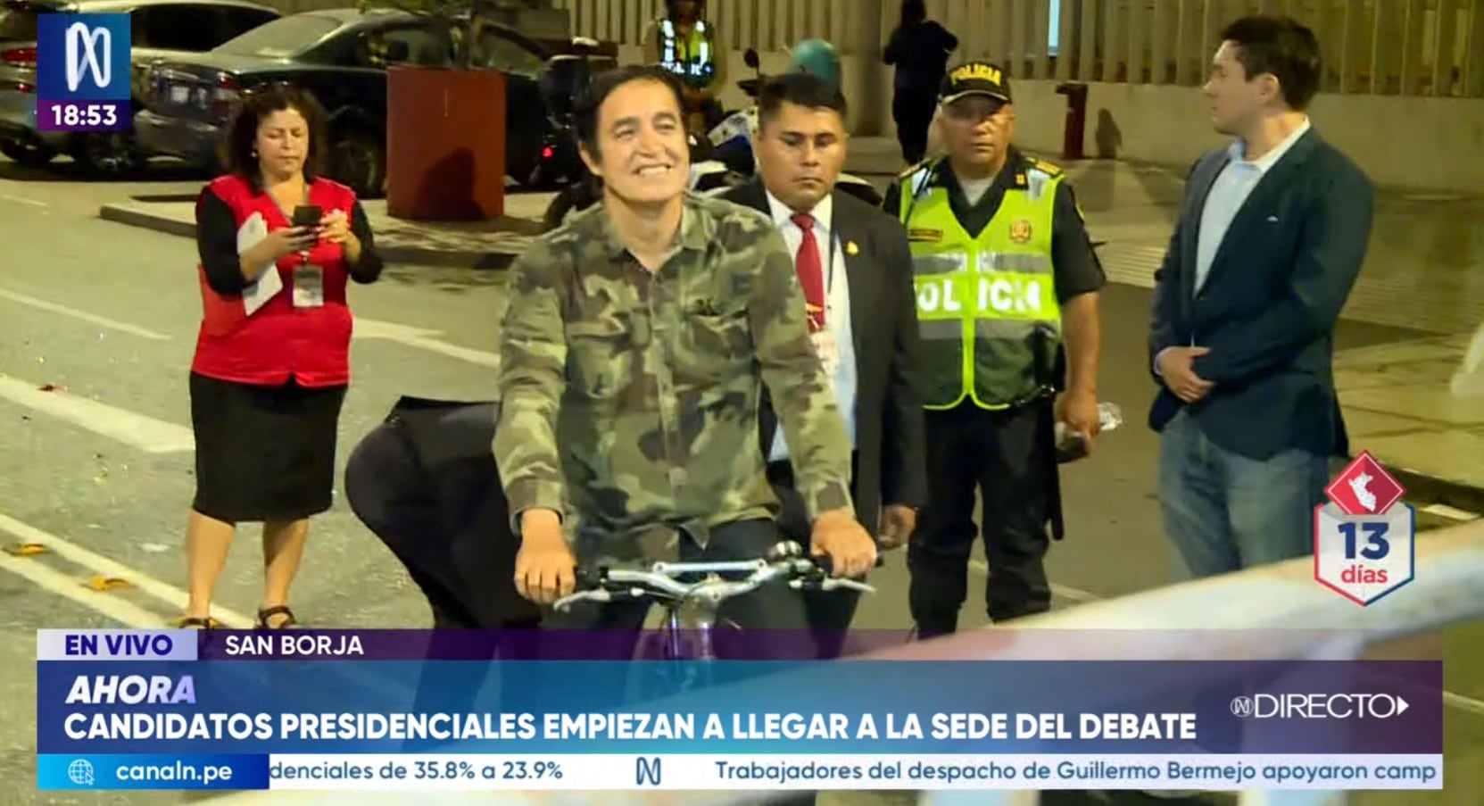 Alex Gonzalez, Partido Demócrata Verde, llegó al debate presidencial de este lunes 30 de marzo manejando bicicleta.