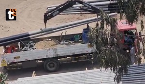 Tragedia en VMT: obrero de 22 años muere aplastado tras caerle pesados postes de cemento