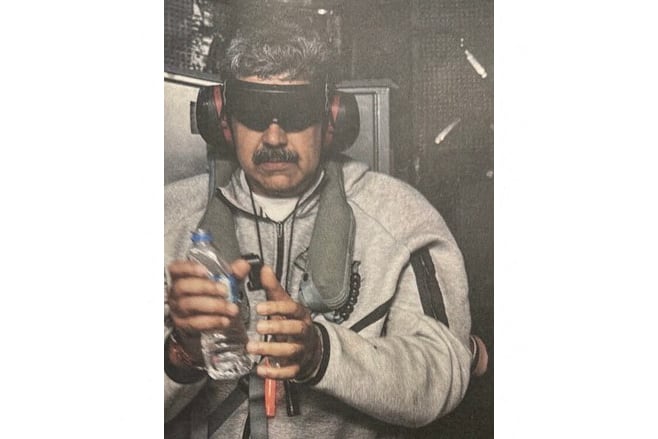 Esta imagen, publicada en la cuenta Truth Social del presidente estadounidense Donald Trump el 3 de enero de 2026, muestra a Nicolás Maduro a bordo del USS Iwo Jima, después de ser detenido. (AFP).