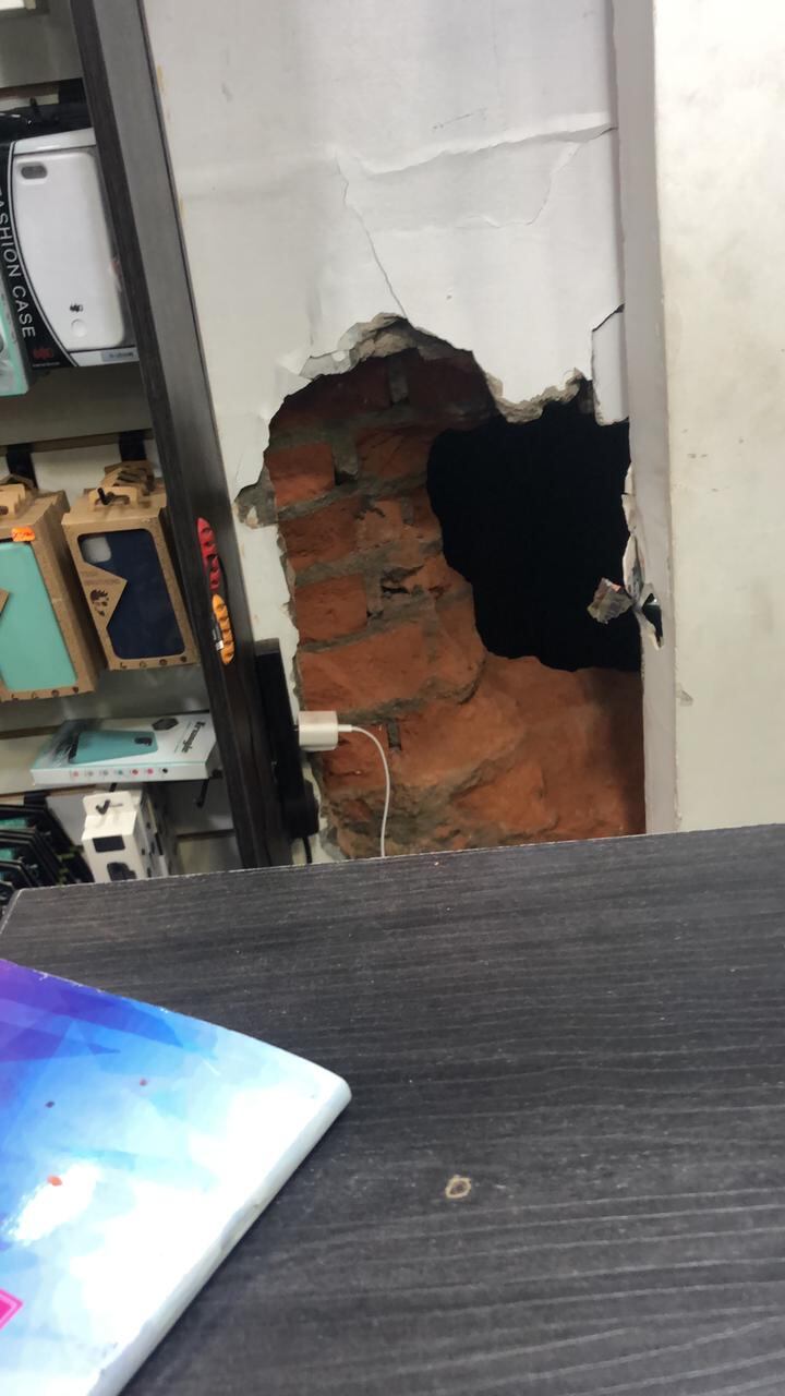 Delincuentes hicieron un forado por un restaurante y robaron enseres y más de 300 mil soles de una casa de cambios y local de reparación de computadoras. (foto: Mónica Rochabrum/Trome)