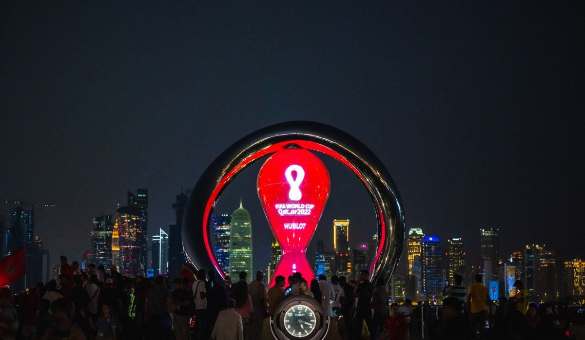 La gente se reúne en Doha para tomar fotos alrededor del reloj de cuenta regresiva de la Copa Mundial 2022 (Foto: AFP)