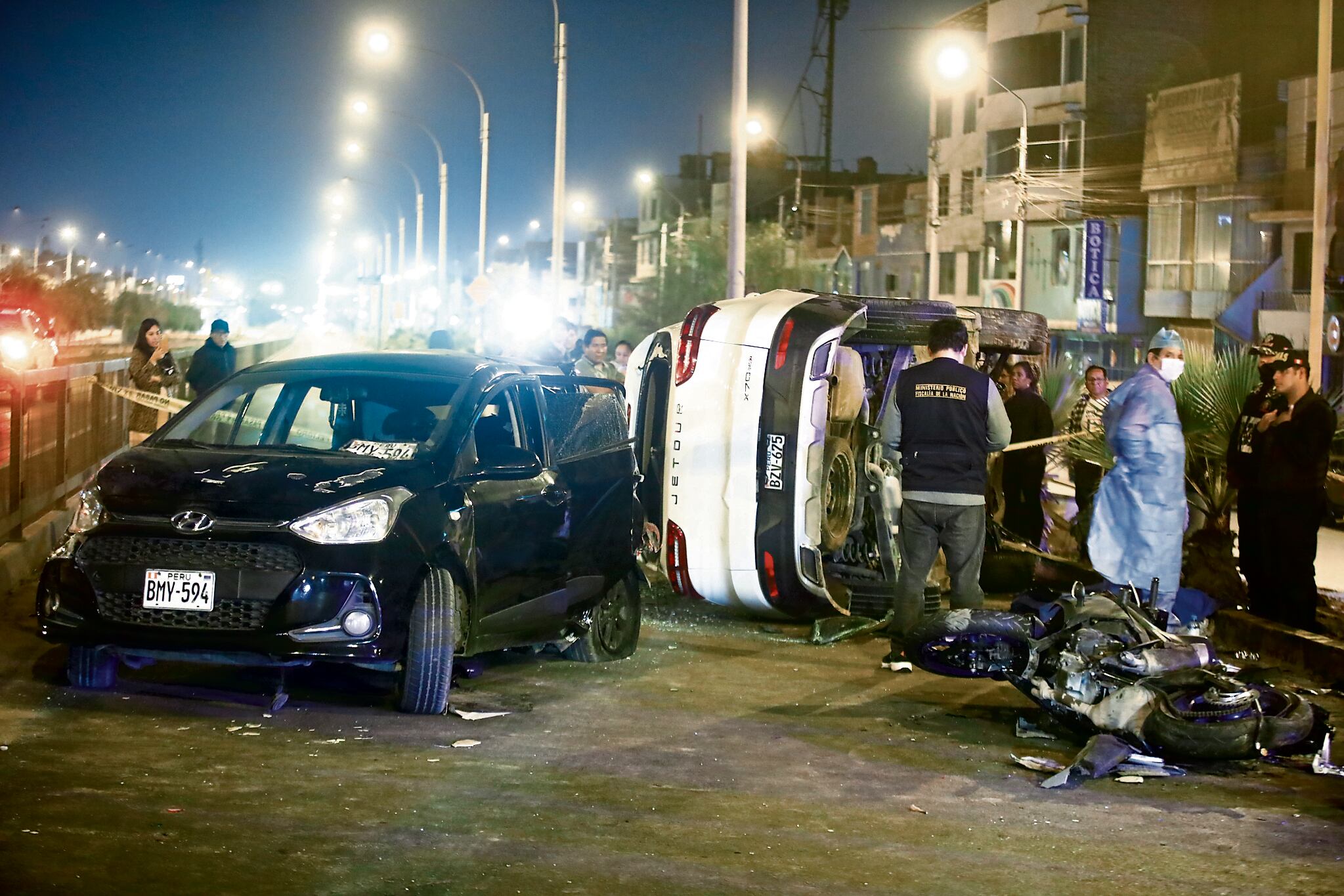 Tras arrollar a la víctima, el conductor, que, de acuerdo con la PNP, manejaba a excesiva velocidad, chocó contra otro auto que se estaba detenido por la luz roja del semáforo.